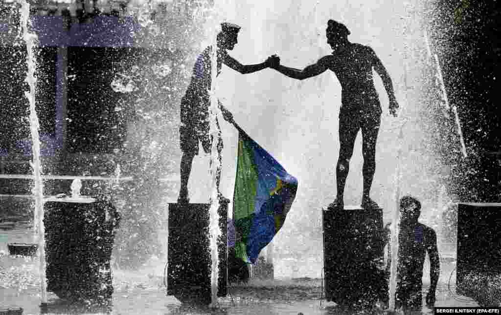 Former Russian paratroopers frolic in a fountain in Gorky Park during traditional &#39;Paratroopers Day&#39; celebrations in Moscow on August 2. (epa-EFE/Sergei Ilnitsky)