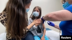 9 yaşlı qıza klinik sınaq çərçivəsində vaksin vurulur