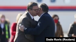 Predsednik Srbije Aleksandar Vučić i predsednik RS Milorada Dodik na sarajevskom aerodromu u martu 2021.