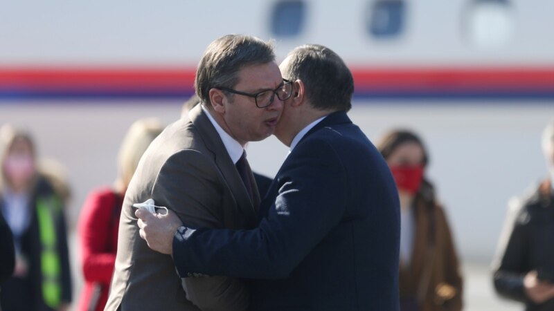 Da li će Vučić morati da se ogradi od Dodika?