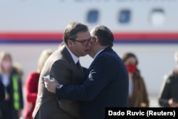 Predsjednik Srbije Aleksandar Vučić s predsjedavajućim Predsjedništva BiH Miloradom Dodikom na sarajevskom aerodromu, 2. marta 2021.