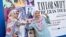 Fani ai lui Taylor Swift pozează la Stadionul Național din Singapore, pe 2 februarie, cu afișul șirului de concerte pe care le ține vedeta în orașul-stat din Asia de Sud-Est. 
