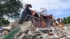 Рятувальники шукають людей під завалами, Філіппіни, 1 жовтня 2025 року