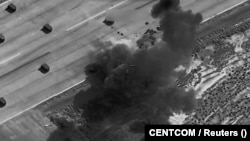 Tymi ngrihet nga shpërthimet në një vendndodhje të panjohur, pas asaj që Komanda Qendrore e SHBA-së (CENTCOM) tha se ishin sulme ndaj caqeve ushtarake iraniane më 8 korrik 2026.