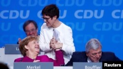 Angela Merkel și Annegret Kramp-Karrenbauer