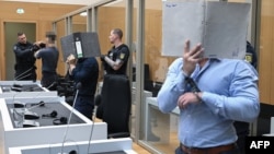 Обвиняемые в зале Высшего земельного суда в Штутгарте, 18 августа 2026