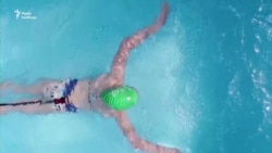 Боснійська чемпіонка з плавання продовжує тренуватися в надувному басейні – відео