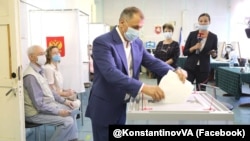 Спикер российского парламента Крыма Владимир Константинов голосует на выборах в Госдуму России, 17 сентября 2021 года
