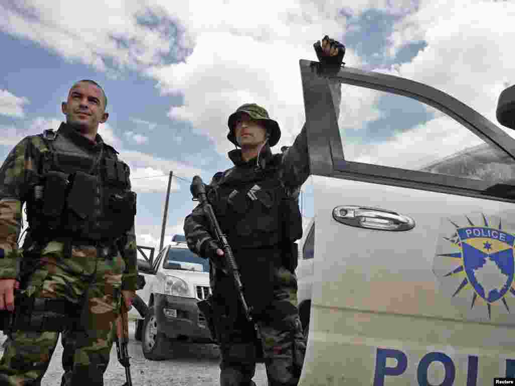 Snage kosovske specijalne policije u Mitrovici, 26.07.2011. Foto: Reuters / Hazir Reka 