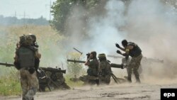 Украинские солдаты в бою около города Первомайска Луганской области, 31 июля 2014 года.