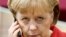 Cancelara Angela Merkel folosind telefonul ei mobil „SonyEricsson” la Hanovra