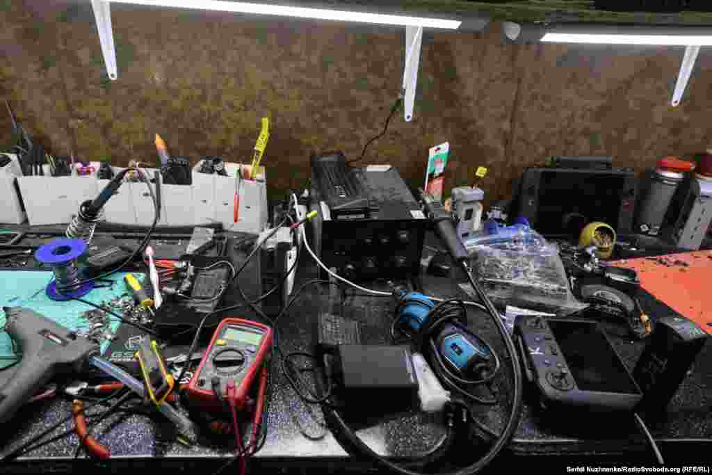 На столах – розібрані корпуси, плати, антени й акумулятори. Частина цих дронів ще вчора виконувала бойові завдання: розвідку, коригування вогню, доставку невеликих вантажів. Сьогодні вони пошкоджені, зламані, іноді обгорілі після влучань або втрати зв’язку. Але для тих, хто працює тут, це не списана техніка, а ресурс, який потрібно відновити