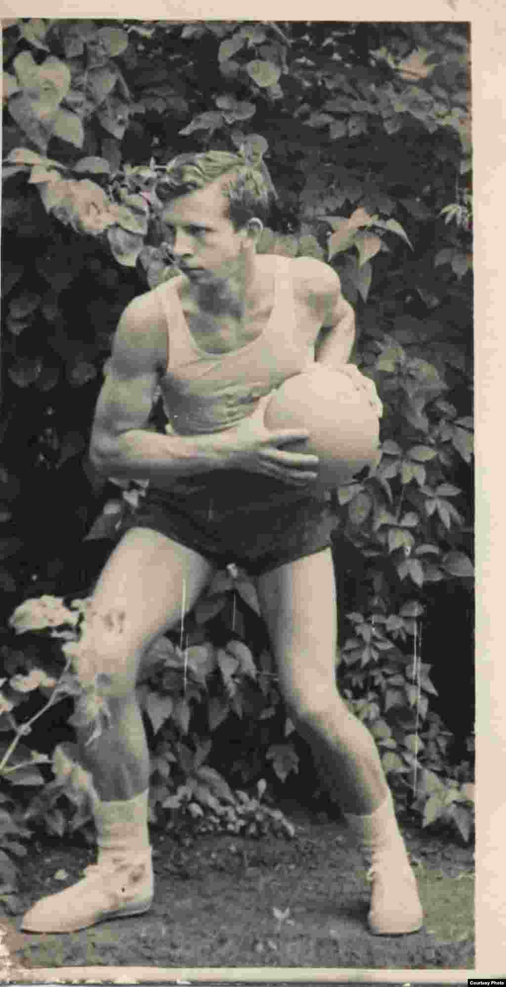 Аляксандар Мілінкевіч з мячом, на здымку яму 18 гадоў, 1965 год