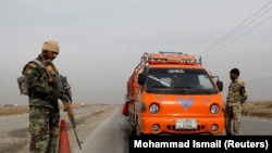Militari din armata afgană la un post de control de lângă Kabul. 18 noiembrie 2020