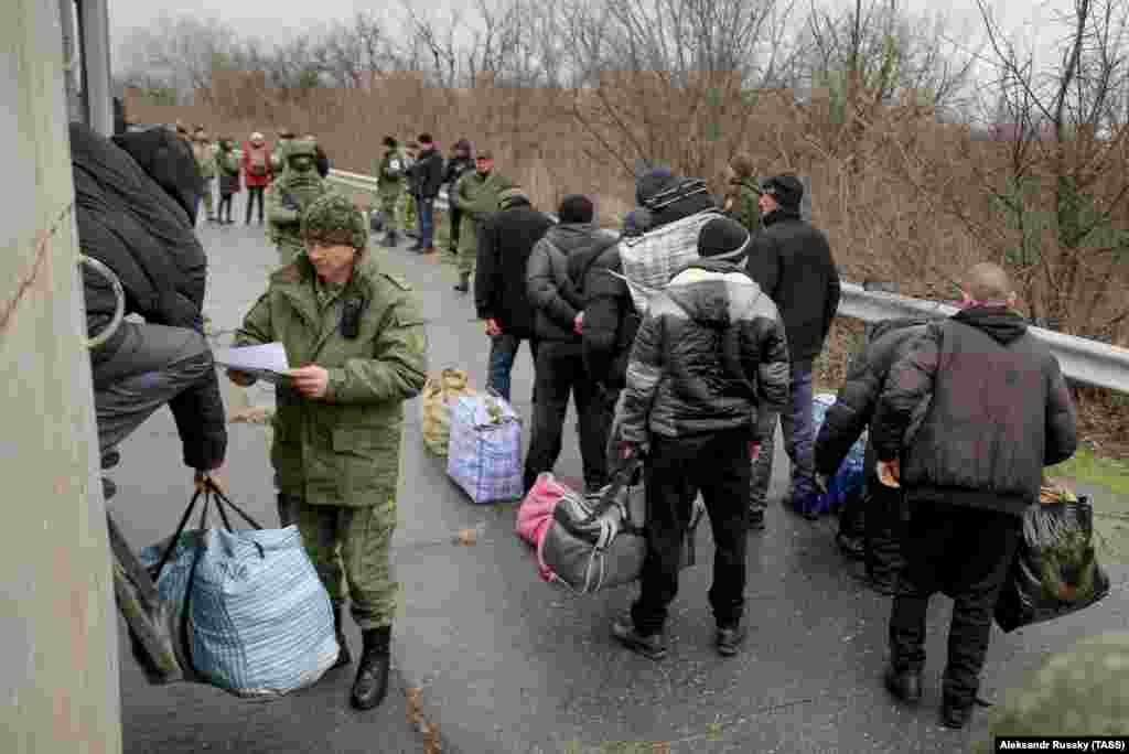 42 засуджених, яких утримували у в&rsquo;язницях на окупованій частині Луганщини, чекають на передання їх на територію, контрольовану українським урядом, Луганська область, 12 грудня 2018 року БІЛЬШЕ ПРО ЦЕ