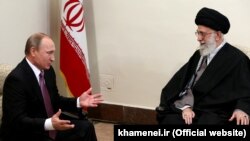 ولادیمیر پوتین رییس جمهور روسیه با آیت الله علی خامنه ای رهبر مذهبی ایران ملاقات کرد