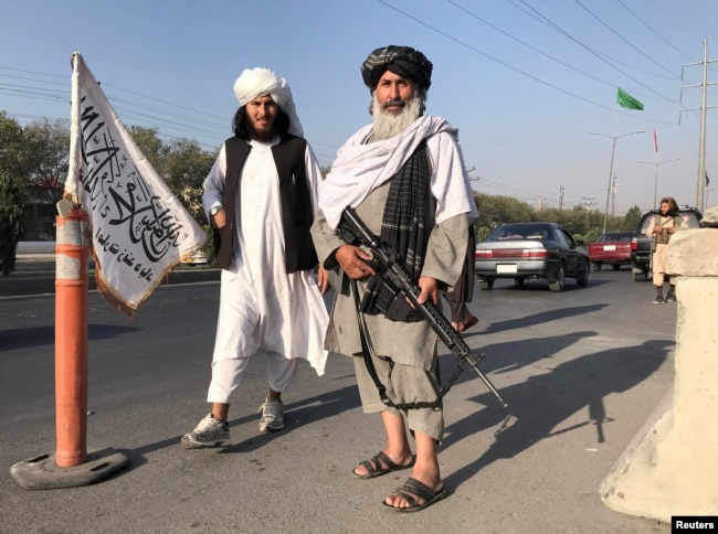 Un posto di blocco talebano per strada a Kabul.  16 agosto 2021