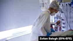 Az Országos Korányi Pulmonológiai Intézetben látnak el egy beteget 2021. február 18-án.