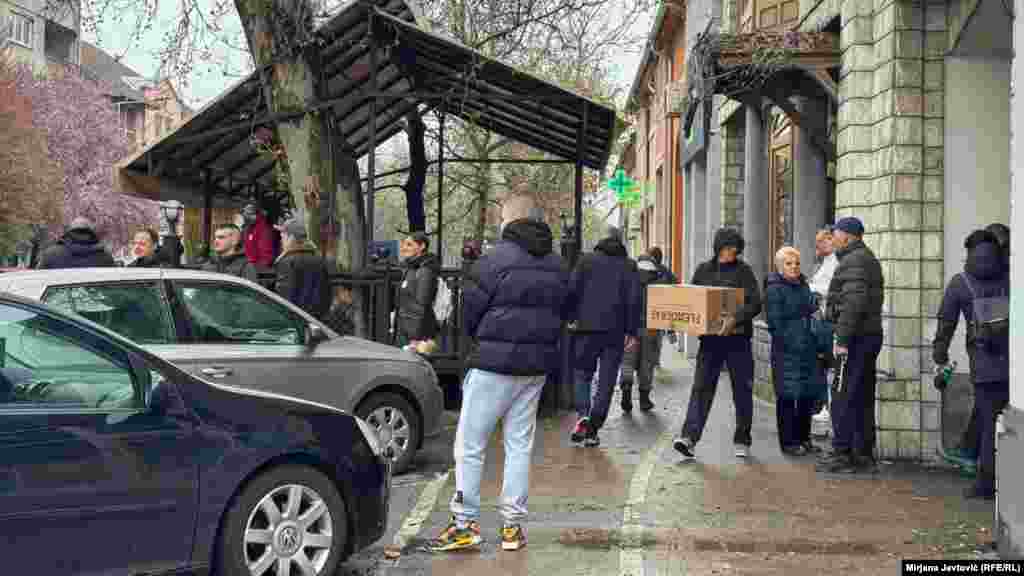 Unošenje kutija u ugostiteljski objekat.