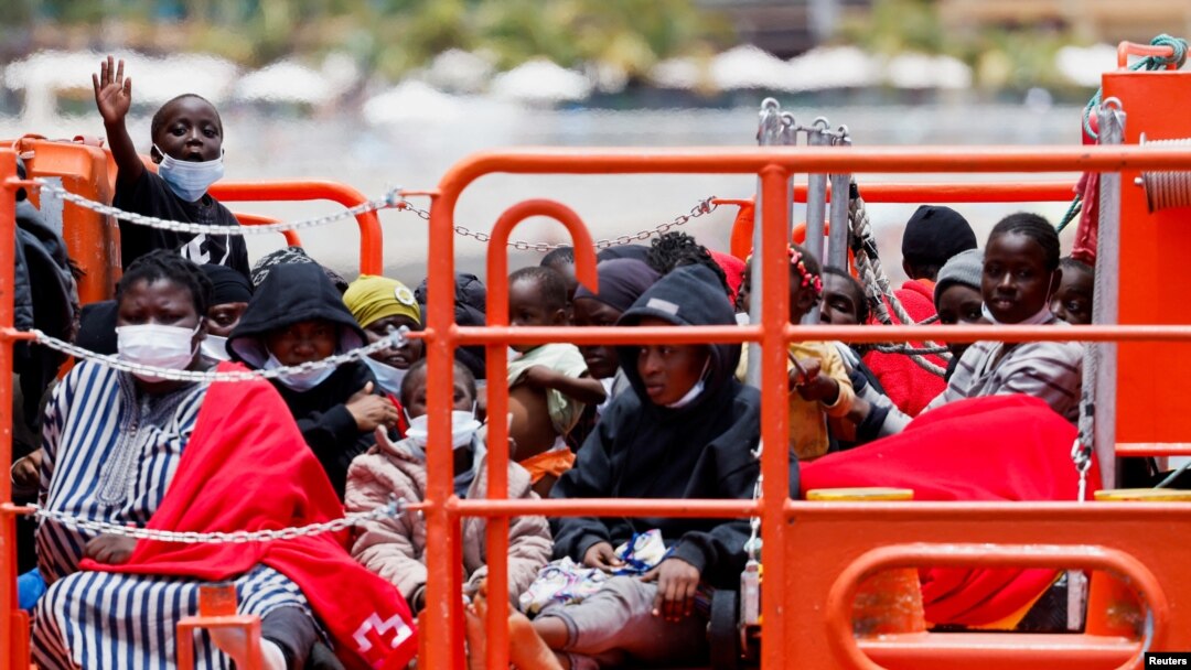 Migránsok a spanyol parti őrség hajója fedélzetén a Kanári-szigetek Arguineguín kikötőjében 2023. június 3-án