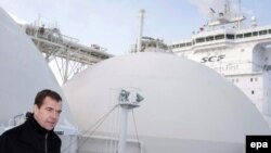 Багата на газ Росія вже має свій перший LNG-термінал. 18 лютого 2009 року його відкрив тодішній президент Росії Дмитро Медведєв