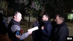 Припадниците на движењето „Македонија Блокира“ достави протестни писма до пратениците на опозицијата. 