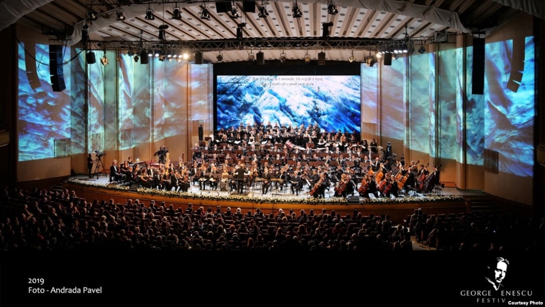 Orchestra și corul filarmonicii „George Enescu”, dirijor Lothar Zagrosek 