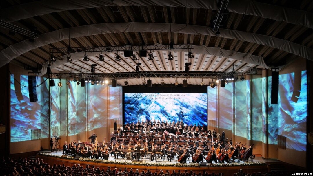 Orchestra și Corul Filarmonicii ”George Enescu” cu Vocal Consort Berlin, dirijorul Lothar Zagrosek, în spectacolul Moise și Aron de Arnold Schönberg.