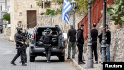 1 ნოემბერს კრეტაზე ჩავიდნენ საბერძნეთის პოლიციის მაღალი თანამდებობის პირები, მათ შორის პოლიციის უფროსი და ორგანიზებულ დანაშაულთან მებრძოლი დანაყოფის ხელმძღვანელი.