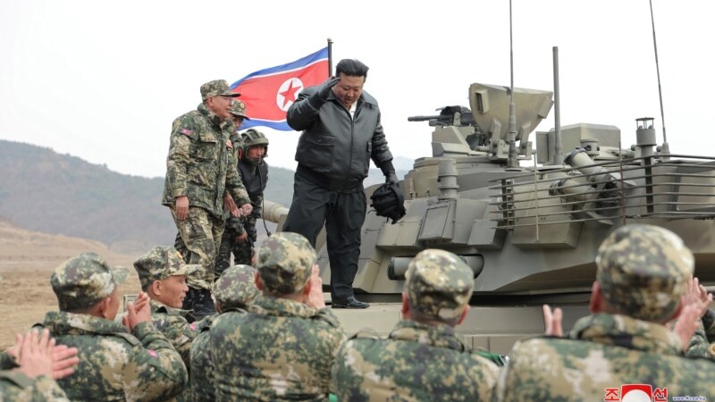 КНДР: Ким Чен Ын проехался на танке и призвал готовиться к войне