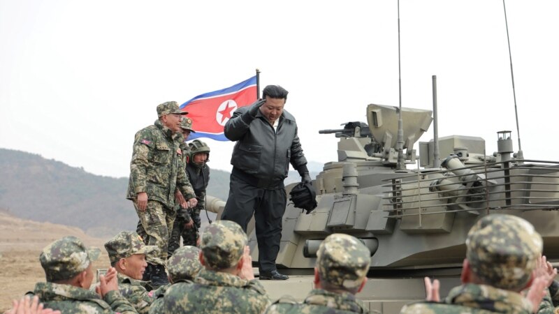 Kim nget tankun e ri, bën thirrje për përgatitje për luftë