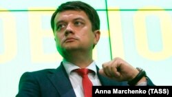 «Українська правда» писала, що Офіс президента платить керівнику апарату Верховної Ради за стеження за Дмитром Разумковим