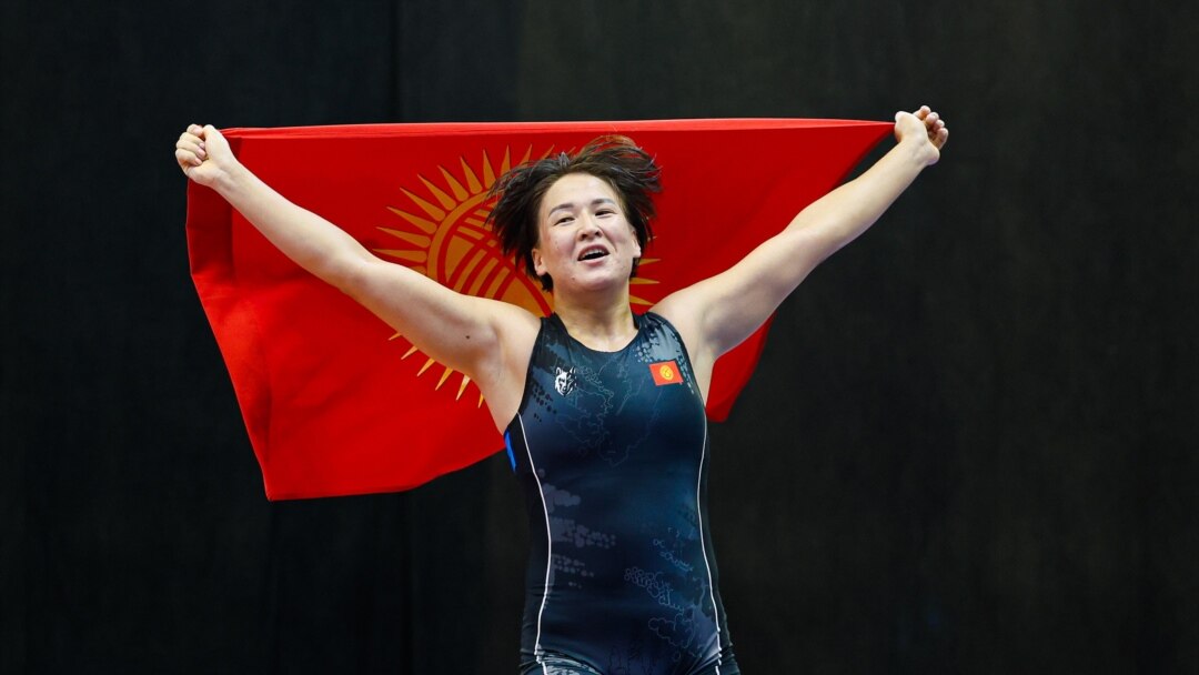 Үйде жасалған секс машиналары Әдемі жезөкшемен жүрген видеом