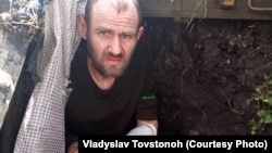 Валентин Товстоног вже понад 150 днів перебуває на передовій позиції. На фотографії, наданій сином, видно перебинтовану поранену руку.