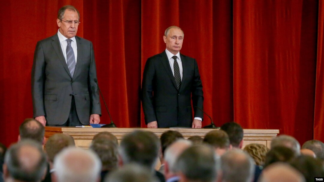 Путин менен Лавров дипломаттар менен жолугушууда.