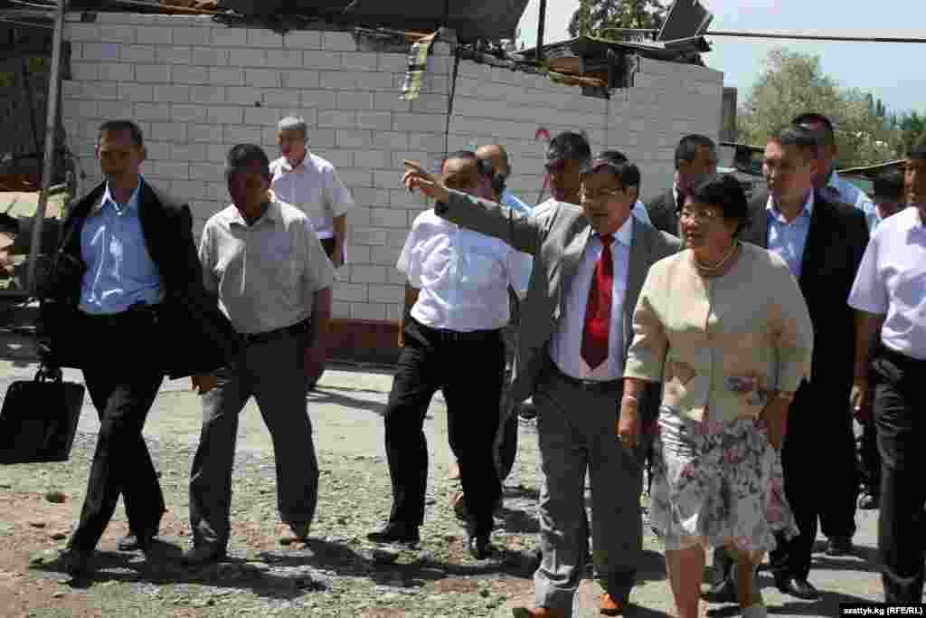 Роза Ўтунбаева Ўшдаги маҳаллалардан бирида.