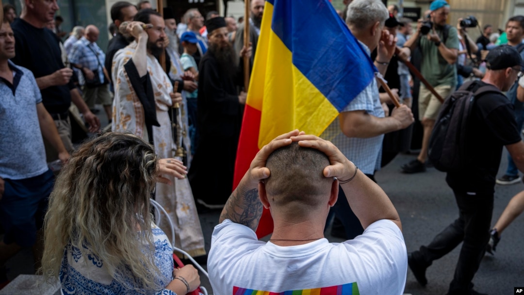 Un bărbat aflat la o terasă pe Calea Victoriei și-a pus mâinile pe cap în timp ce asista la o procesiune de „curățare” organizată de Biserica Ortodoxă Română pe traseul Bucharest Pride Parade, care avusese loc cu o zi înainte la București - România, 30 iulie 2023.