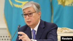 Қасым-Жомарт Тоқаев баспасөз мәслихатында отыр. Нұр-Сұлтан, 10 маусым 2019 жыл.