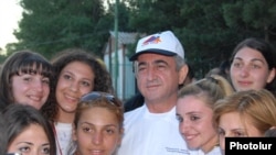 Armenia -- President Serzh Sarkisian poses for a photograpah with visiting young Armenians from the Diaspora on 30Jul2009