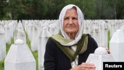 Peste 8.000 de bărbați și băieți musulmani au fost ucise de trupele sârbe la Srebrenica, sub ochiul ONU. Aproape 30 de ani mai târziu, ONU a recunoscut oficial Ziua Comemorării Genocidului de la Srebrenica. 