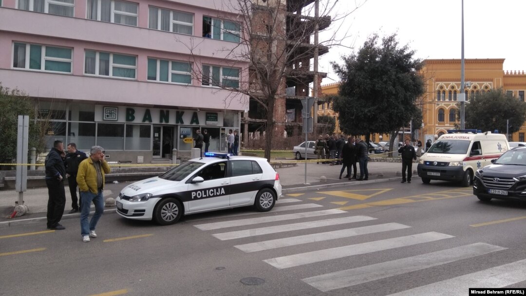 Poslovnica Privredne banke Sarajevo nalazi se u zgradi među Mostarcima poznatijom kao “Borovo” u centru grada na Španskom trgu