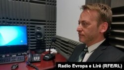  Ilir Deda gjatë intervistës në studio për Radion Evropa e Lirë 