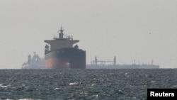 სპარსეთის ყურეში მყოფი ბევრი გემი ჰორმუზის სრუტის გავლას ვერ ახერხებს ირანის მხრიდან თავდასხმის საფრთხის გამო 