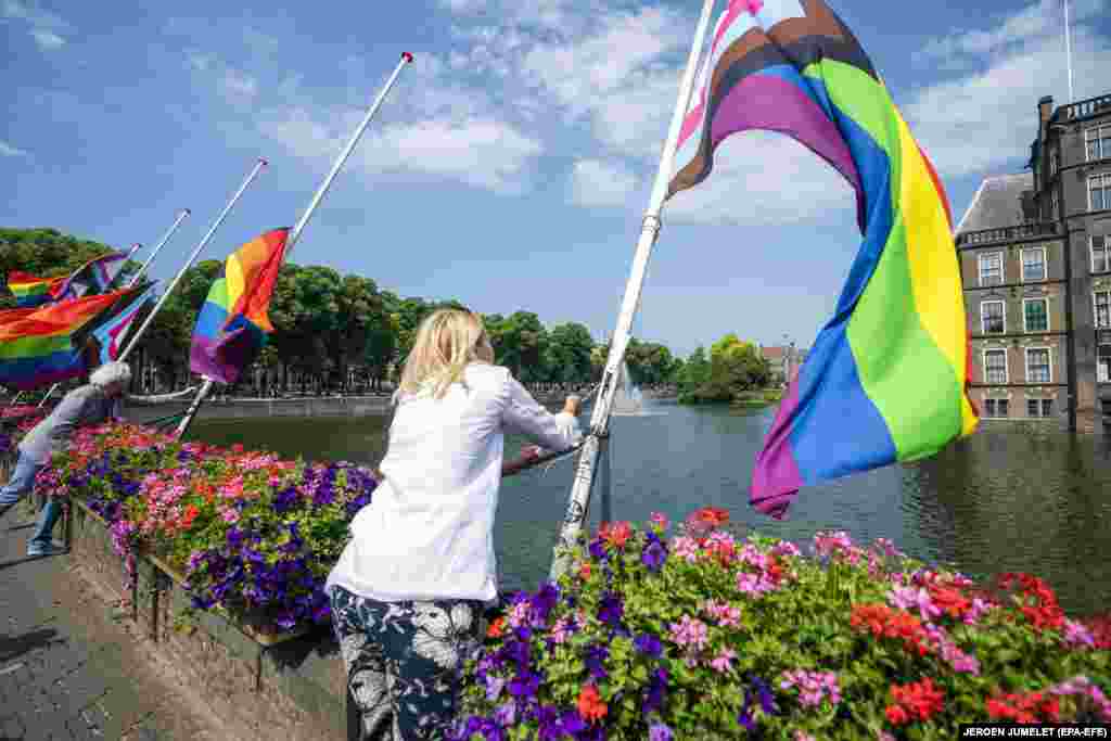  Așa-numitele steaguri ale progresului, prin care se protestează împotriva legii &bdquo;anti-pedofilie&rdquo; adoptată recent de Ungaria, sunt fluturate în Haga, Olanda, 27 iunie 2021. 