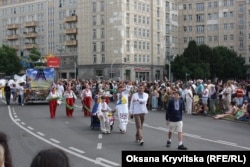 Учасники української колони під час карнавальної ходи Karneval der Kulturen у Берліні, Німеччина, 24 травня 2026 року