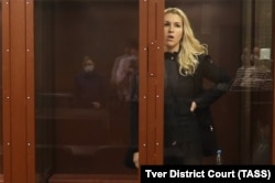 Анастасия Васильева во время ходатайства следствия об избрании меры пресечения в Тверском суде