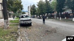 O mașină avariată pe o stradă din Stepanakert, Nagorno-Karabah, după ofensiva Azerbaidjanului în regiune