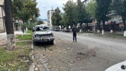 O mașină avariată pe o stradă din Stepanakert, Nagorno-Karabah, după ofensiva Azerbaidjanului în regiune