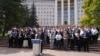 Renato Usatîi, liderul „Partidului Nostru”, susține o conferință de presă în fața Parlamentului, anunțând depunerea documentelor la CEC pentru participarea la viitoarele alegeri parlamentare, pe 19 august.