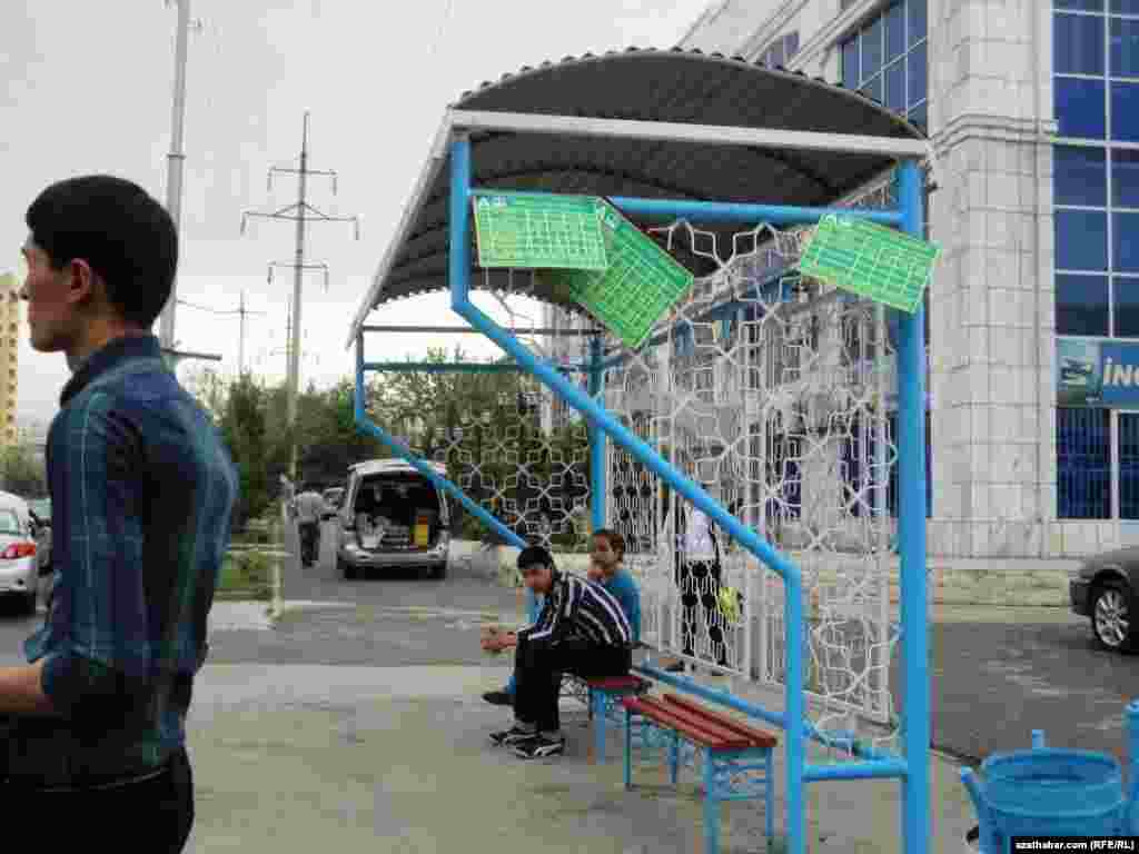 Aşgabadyň awtbus duralgasynda gatnaw plakatlary ga&ccedil;ypdyr